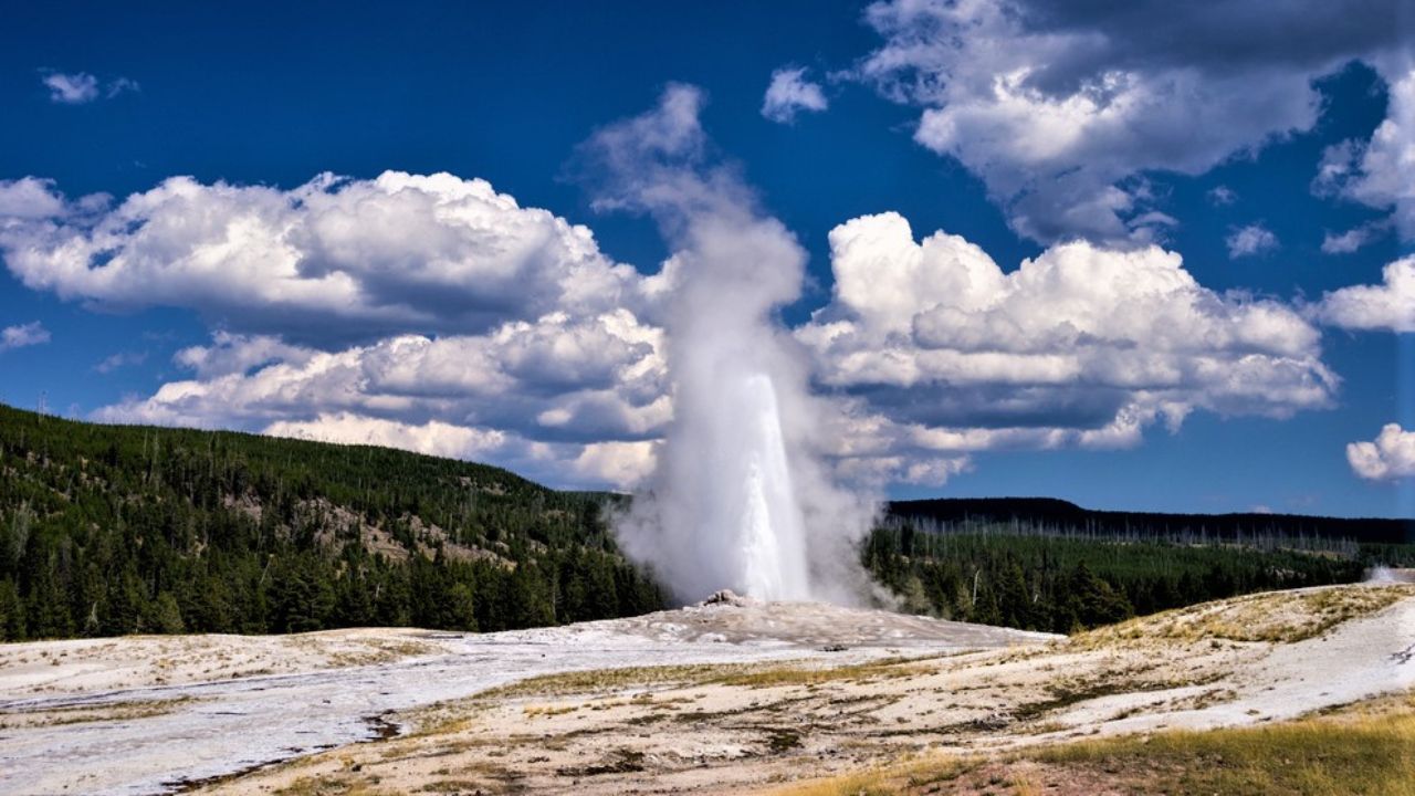 Yellowstone: अमेरिका का पहला राष्ट्रीय उद्यान