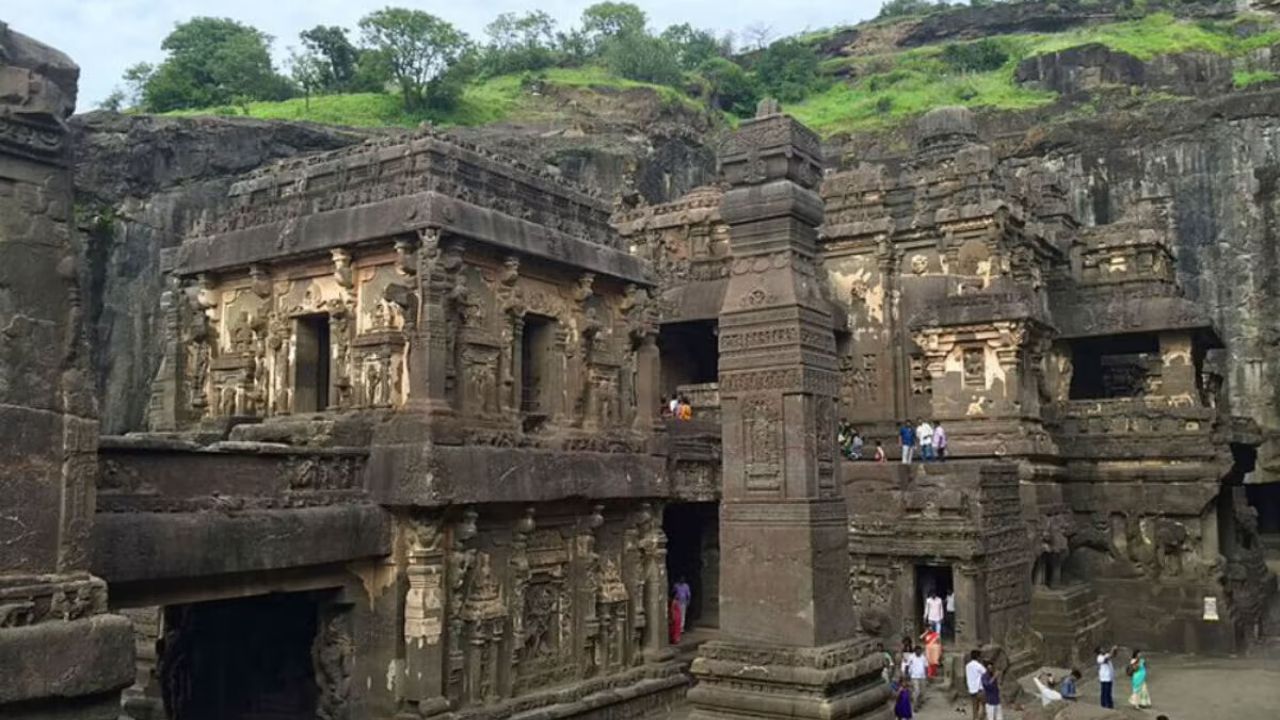Kailash Temple: हवा से जमीन तक का सफर, यह शिव मंदिर आज भी भारतीय संस्कृति की शान बना हुआ है