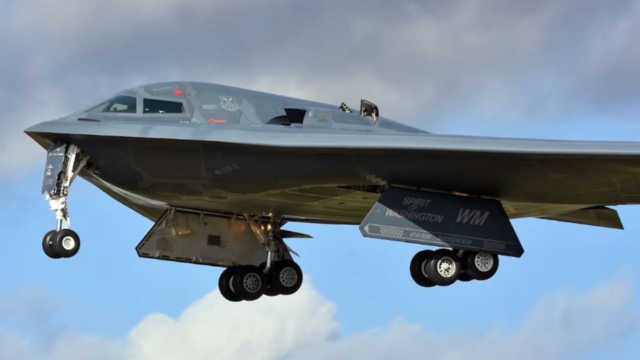 B-2 Stealth Bomber: B-2 बॉम्बर से तहस-नहस हुए ईरान के ठिकाने, जानिए कैसे चुने जाते हैं इनके पायलट
