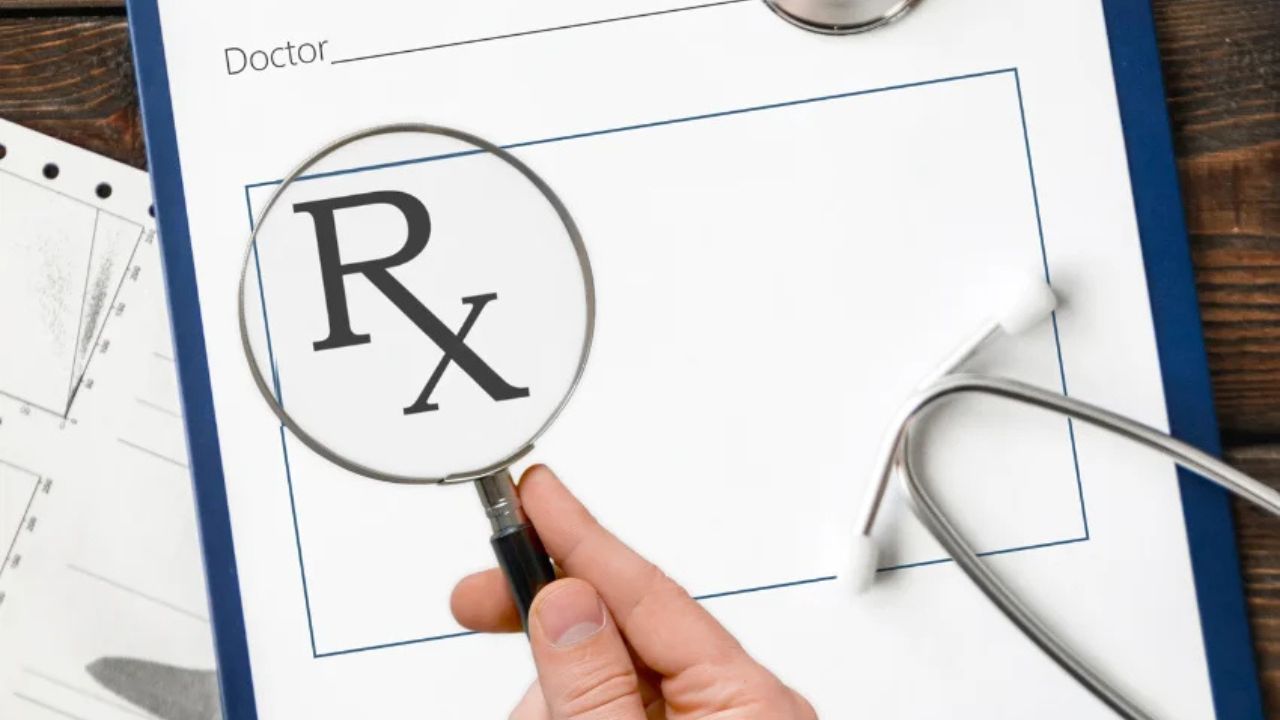 General Knowledge: डॉक्टर की पर्ची पर लिखा "Rx" आखिर क्या मतलब रखता है? जानिए इसका ऐतिहासिक रहस्य