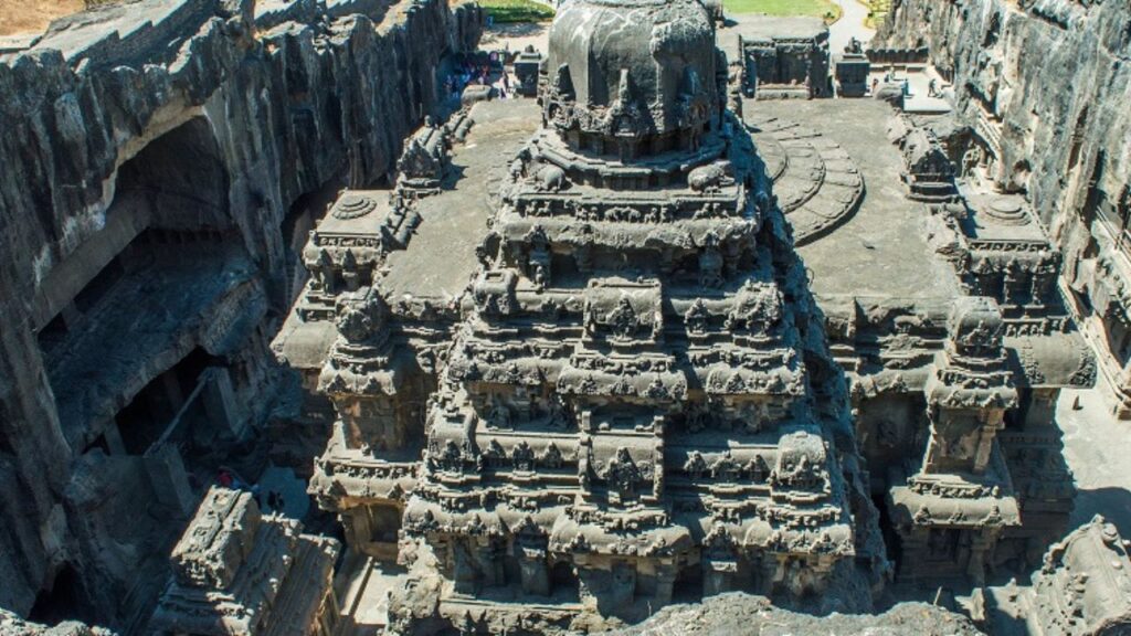 Kailash Temple: हवा से जमीन तक का सफर, यह शिव मंदिर आज भी भारतीय संस्कृति की शान बना हुआ है