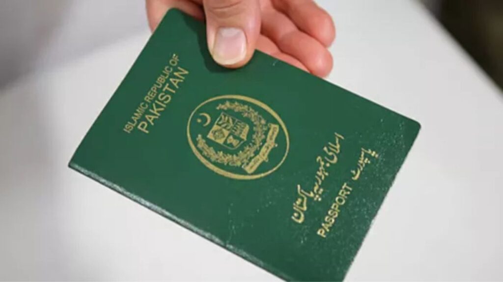 Weakest Passport In 2025: दुनिया का सबसे ताकतवर पासपोर्ट कौन सा? पाकिस्तान की हालत जानकर रह जाएंगे हैरान!