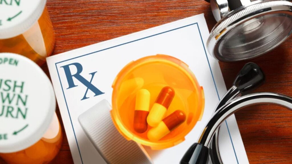 General Knowledge: डॉक्टर की पर्ची पर लिखा "Rx" आखिर क्या मतलब रखता है? जानिए इसका ऐतिहासिक रहस्य